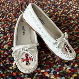 Minnetonka Women’s White Thunderbird slip-on moccasin